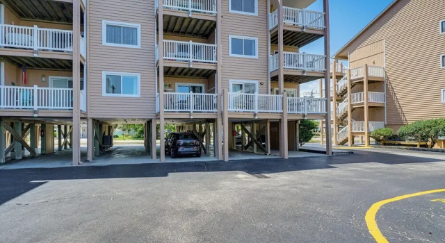 Breezy Carolina Beach Condo w/ Balcony & Pools!, Забронировать Апартаменты/квартира Отели Уилмингтон с парковкой, Парковка