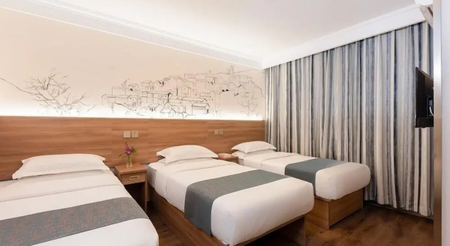 Трёхместный номер Business Zhong An Hotel Beijing Former Residence of Journalist Edgar Snow