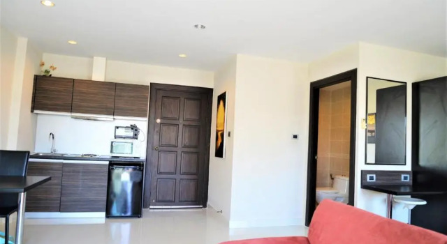 Park Lane studio apartment with swimming pool view Pattaya