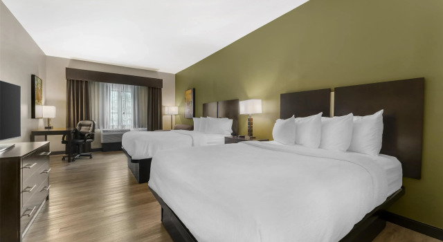 Четырёхместный номер Standard Best Western Plus Franciscan Square Inn & Suites Steubenville