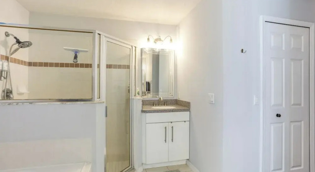 Inviting Jensen Beach Home w/ Screened-in Patio!, Đặt Nhà nghỉ dưỡng Jensen Beach Florida
