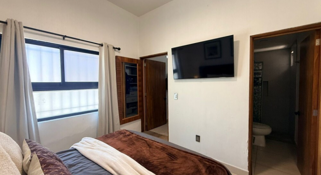 Коттедж c 1 комнатой с балконом 1 Bedroom Guest House - Walk To Everything -patio -gym -pickleball Court - Bikes