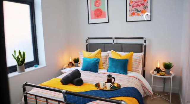 Trendy Urban Industrial Apartment - Great Location - Parking - Netflix - Fast WiFi - Smart TV - Beautiful 2 Double Bedroom Apartment sleeps up to 4!, Varaa Huoneisto Asunnot kohteessa Merseyside, Huoneisto