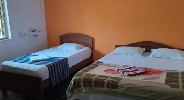 Shalom Guest House....Spacious room for 3 guests, Boek Pension Hotels in Noord-Goa met parkeren, Parkeren