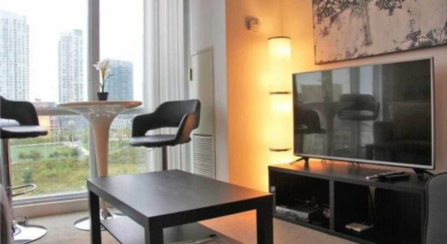 MiCasa Suites - Stylish Condo by CN Tower, Varaa Hotelli Toronto 