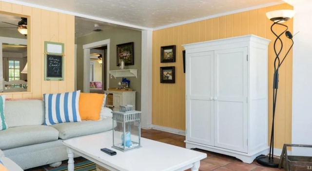 Corys Coastal Cottage, Забронировать Дом для отпуска Отели Брейдентон с парковкой, Парковка
