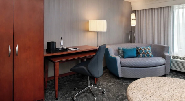 Люкс c 1 комнатой Courtyard by Marriott High Point