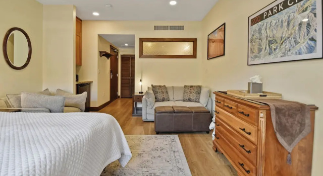 Номер Standard Unequalled Ski in Out, Next to Gondola, Sundial hotel room, Pool, Hot tub, Condo Nast Winner C316A