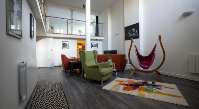 Апартаменты The Loft - Central Contemporary Getaway