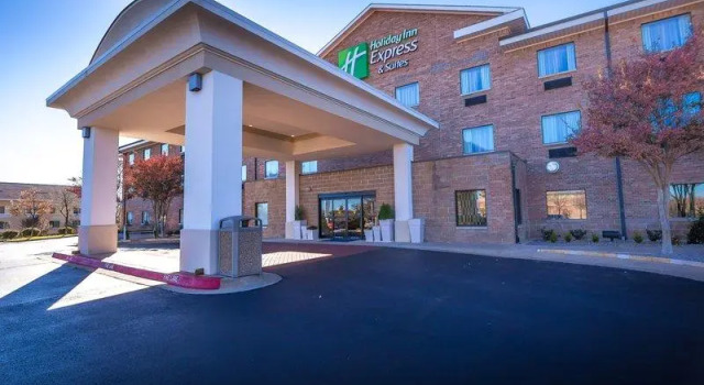 Люкс с 2 комнатами Holiday Inn Express Hotel & Suites Edmond by IHG
