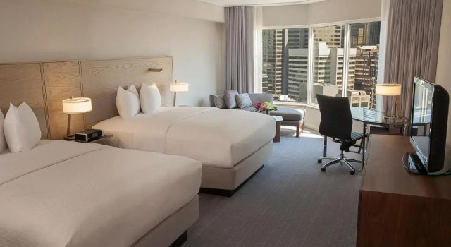 Четырёхместный номер Standard с видом на озеро InterContinental Toronto Centre by IHG