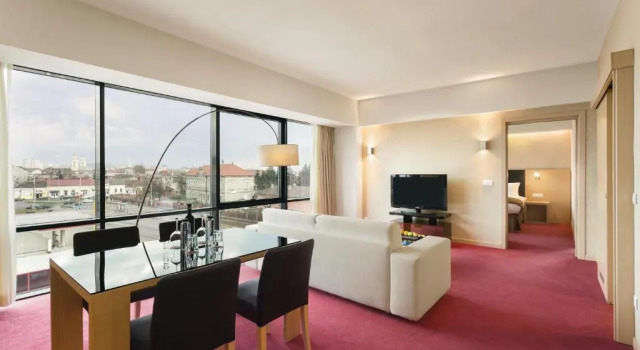 Двухместный люкс Luxury Ramada by Wyndham Oradea