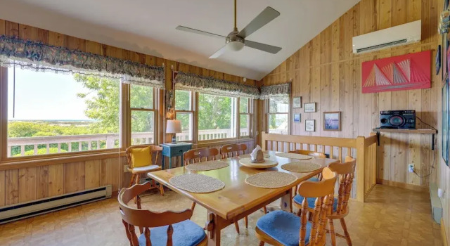 Коттедж Deck w/ Water View: Coastal Escape Near P-town!