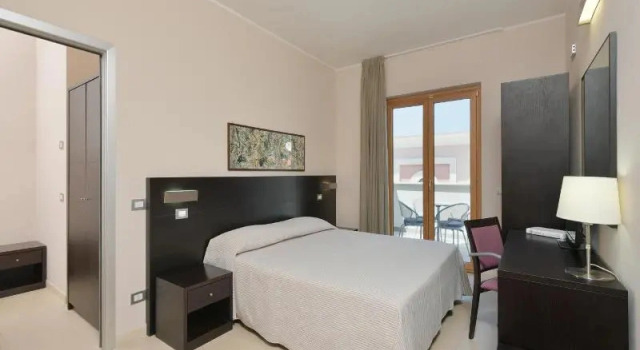 Четырёхместный номер Standard с балконом Hotel Mareluna