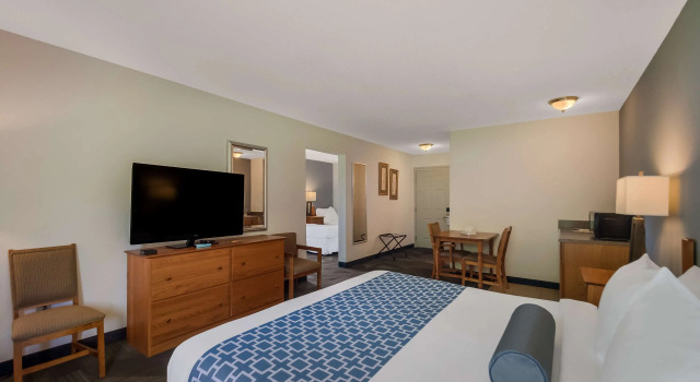 Четырёхместный люкс с 2 комнатами SureStay Plus Hotel by Best Western Berkeley Springs