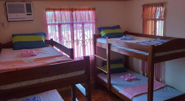 Кровать в общем номере Bendoy's Transient House