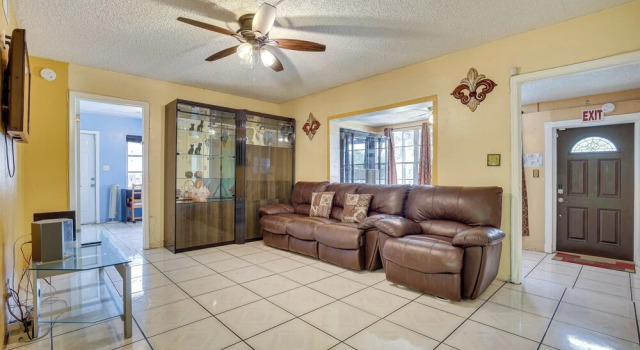 4 Mi to Beach: Hollywood Home w/ Patios!, Buchen Sie Ferienhaus Hollywood Panhandle Florida