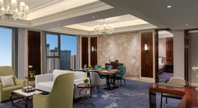 Четырёхместный люкс с 2 комнатами HUALUXE Leshan by IHG