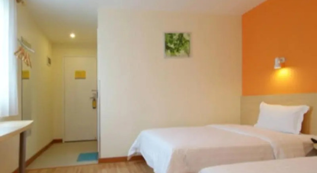 Двухместный номер Standard 7 Days Inn Shenzhen Bantian Wuhe Subway Station