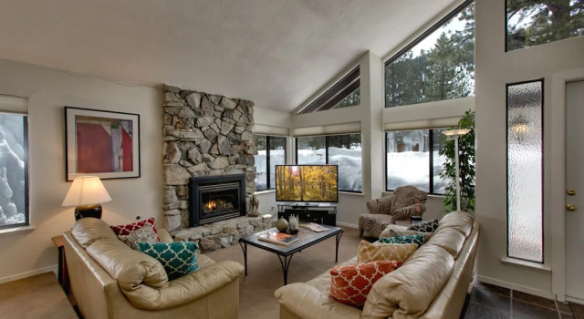 Spacious Riverfront - 3 Br Home