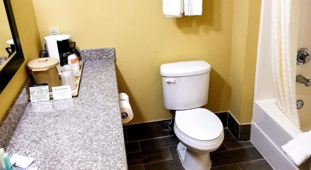 Четырёхместный номер Standard Quality Inn & Suites Cincinnati Sharonville