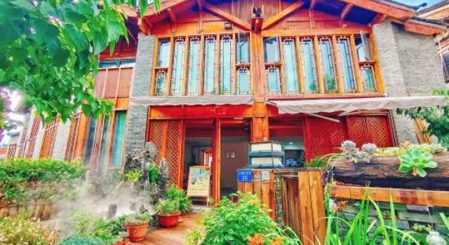 Qingqi Designer Homestay (Lijiang Ancient City South Gate Branch), Забронировать Отель Отели Лицзян с парковкой, рядом с Улица Сквер-стрит Древнего города Даянь, Парковка