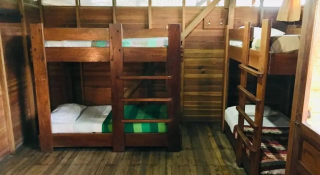 Кровать в общем номере Hotel El Albergue Español