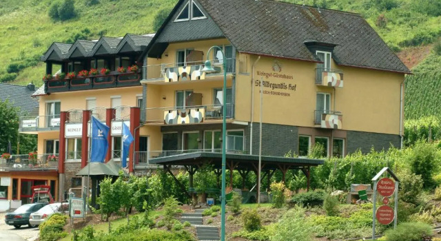 Wein- und Gästehaus St. Aldegundishof, Забронировать Отель Санкт-Альдегунд Мозель - Германия