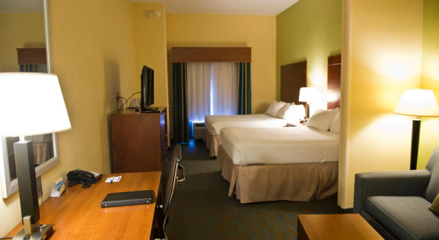 Четырёхместный номер Standard Holiday Inn Express Hotel & Suites Atlanta East - Lithonia by IHG