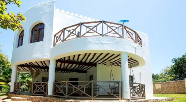 Secure Villa PundaMilia Sleeps 6 with Private Pool, Book Villa Hotels in Coast Region with Parking, Parking