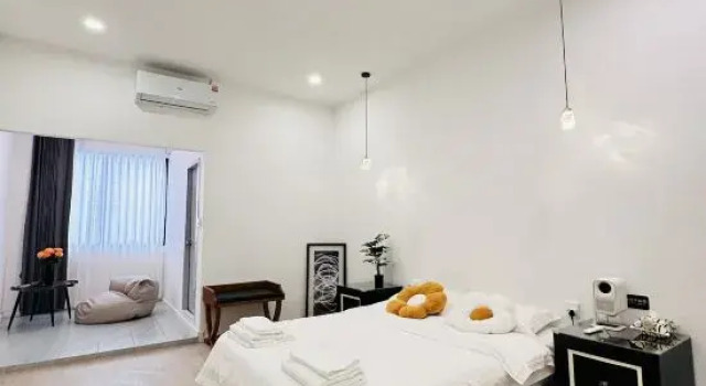 Кровать в общем номере с 6 комнатами Five House Silom 2 Townhouse