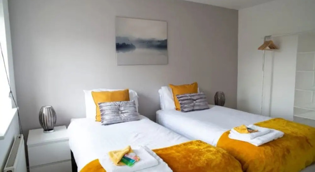 Contractorscleancharming 2-bed House in Coventry