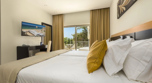 Двухместный номер Standard с балконом и с видом на сад Caneiros Luxury House & Suites