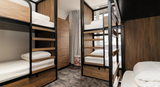 Кровать в общем номере Haka House Auckland City