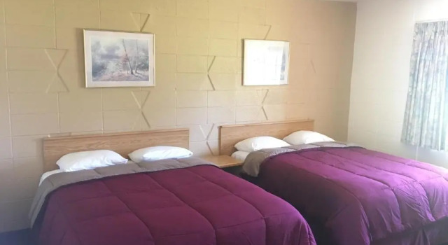 Четырёхместный номер Standard Budget Inn Motel