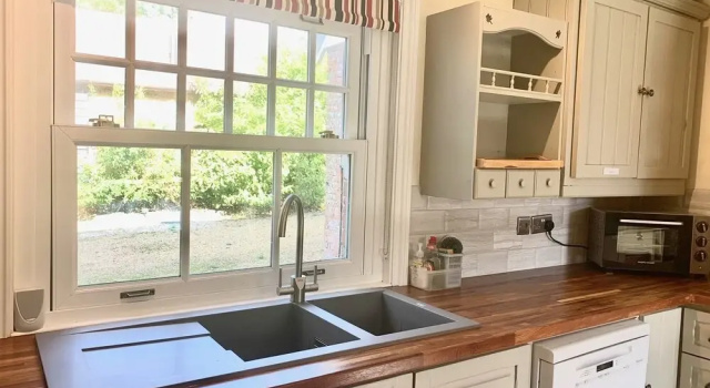Коттедж The Farmhouse - Sleeps 12 with Private Grounds