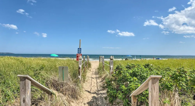Коттедж с 3 комнатами с балконом Sun-soaked Coastal Cottage w/ Deck + Walk to Beach