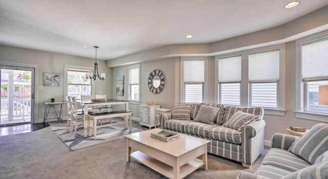 Charming Ocean City Townhome: Walk to Beach!, Забронировать Апартаменты/квартира Отели Оушен-Сити с парковкой, рядом с Shriver's Salt Water Taffy &amp; Fudge, Парковка