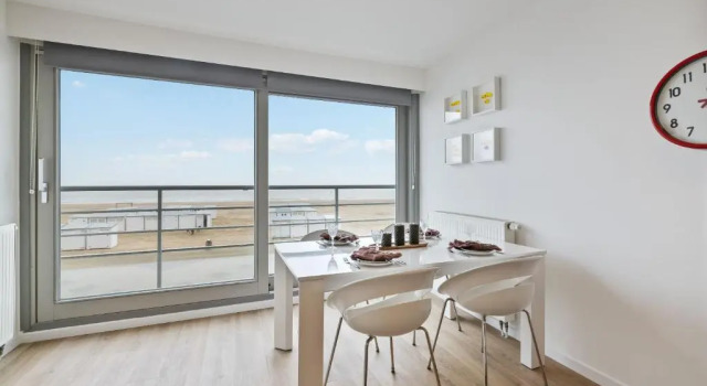 Апартаменты Apartment With Frontal sea View in Knokke