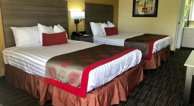 Четырёхместный номер Standard Ramada by Wyndham Lebanon