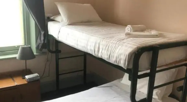 Кровать в общем номере Grosvenor Hotel