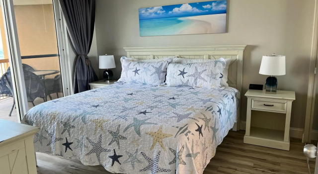 Pelican Beach 2 bedroom 4th floor Gulf Front Condo, Rezerwuj Hotel Hotele w Emerald Coast z parkingiem, Parking