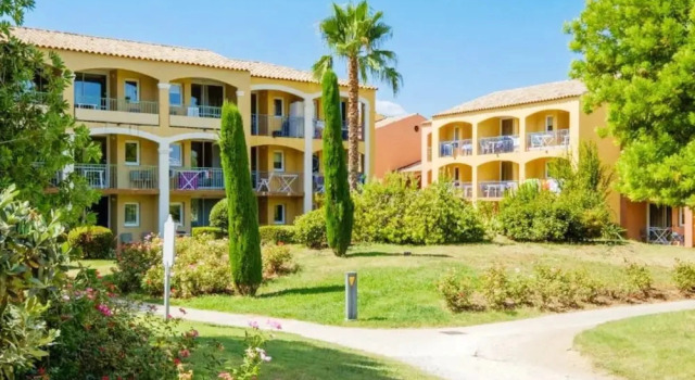 Chic Riverfront Stay With Balcony, Забронировать Апартаменты/квартира Манделье-ла-Напуль Mimosa Road