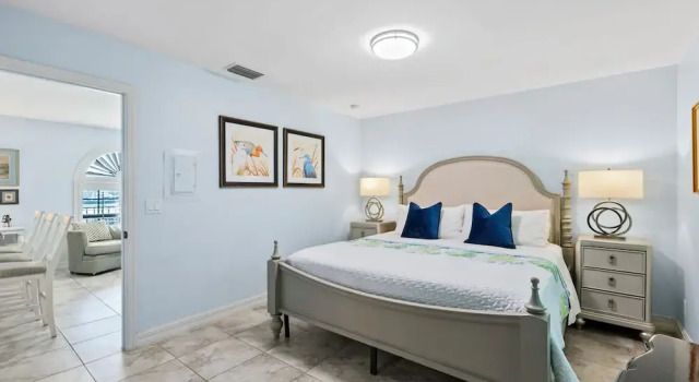 Коттедж Luxury Le Monaco - Romantic 1 BR Condo Steps from 5th Ave S. Chic Coastal Retreat with King Bed and Beach Access. Perfect Location for Couples Near Dining, Shopping, and Naples Beach