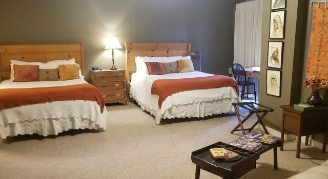 Четырёхместный номер Standard Downtown Guest Quarters Hotel