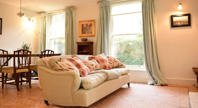 1 Bedroom Chelsea Flat With Communal Garden