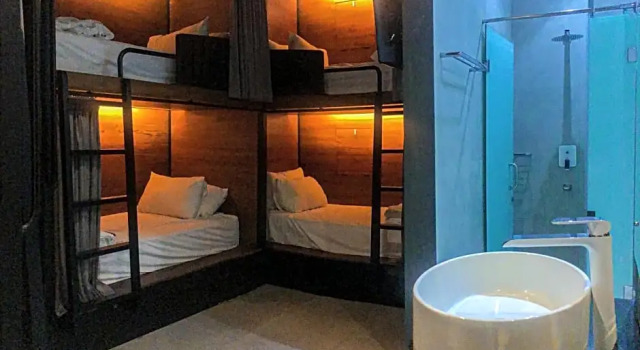 Cama em dormitório Hotel Dafam Wonosobo
