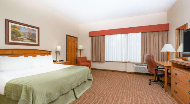 Двухместный номер Standard Ramada Tropics Resort & Conf Center by Wyndham Des Moines