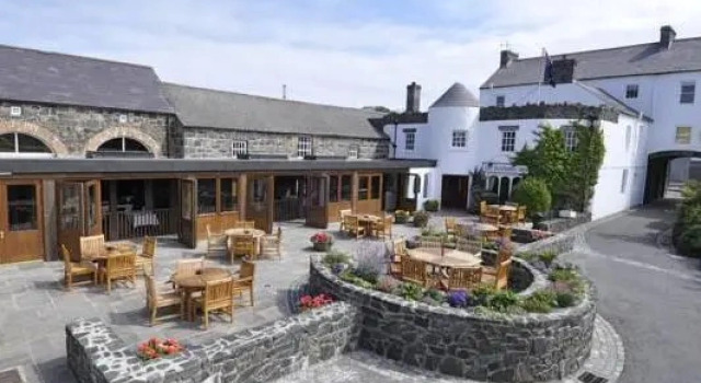 Четырёхместный люкс с видом на сад Bushmills Hostel