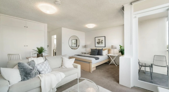 Bright And Sunny Studio Apartment